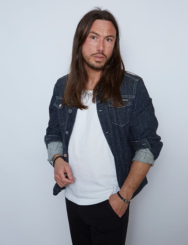 Mannelijk model met bruin lang haar Niek V.