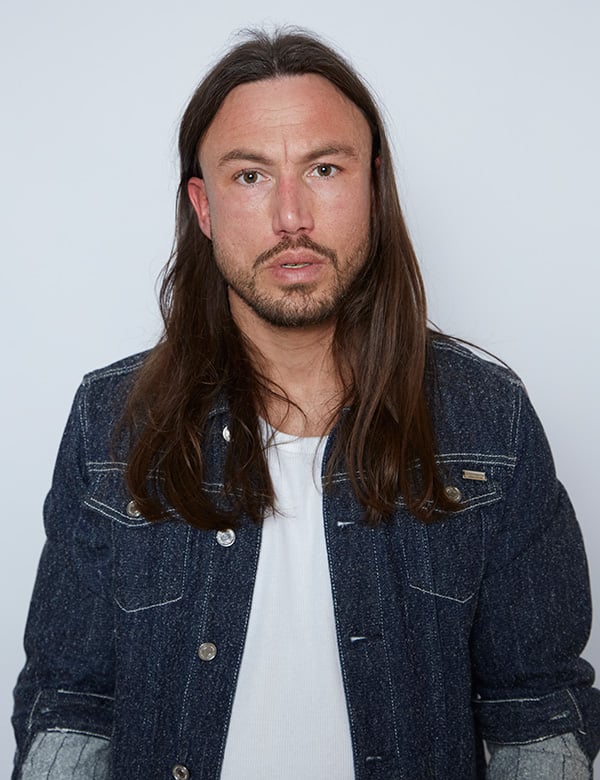 Mannelijk model met bruin lang haar Niek V.