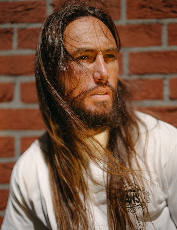 Mannelijk model met bruin lang haar Niek V.