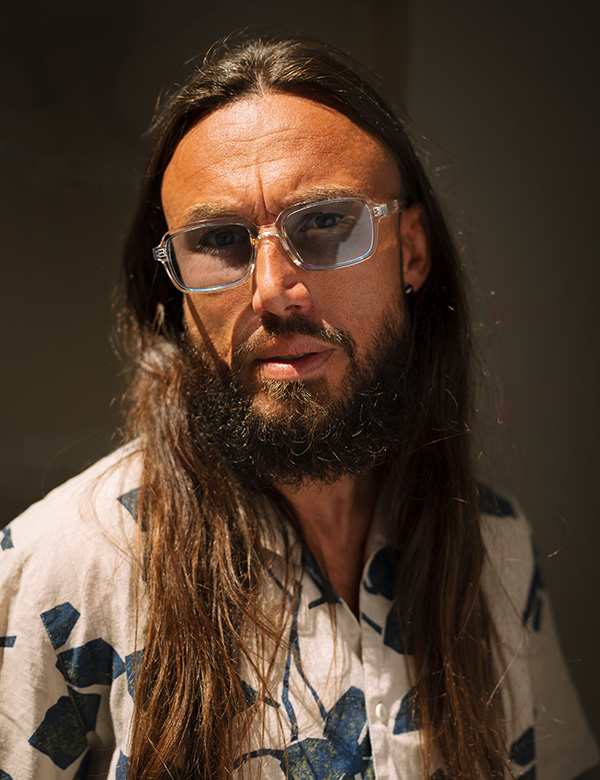 Mannelijk model met bruin lang haar Niek V.