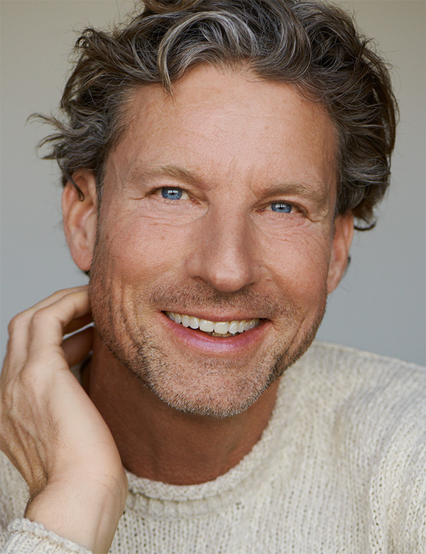 Mannelijk model met blond haar niels j.