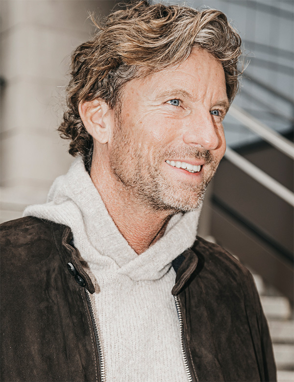 Mannelijk model met blond haar Niels J.