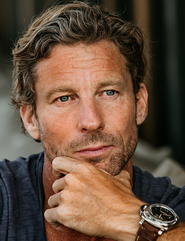 Mannelijk model met kort half lang donker blond haar Niels J.