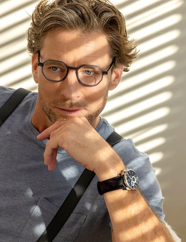 Mannelijk model met kort half lang donker blond haar Niels J.