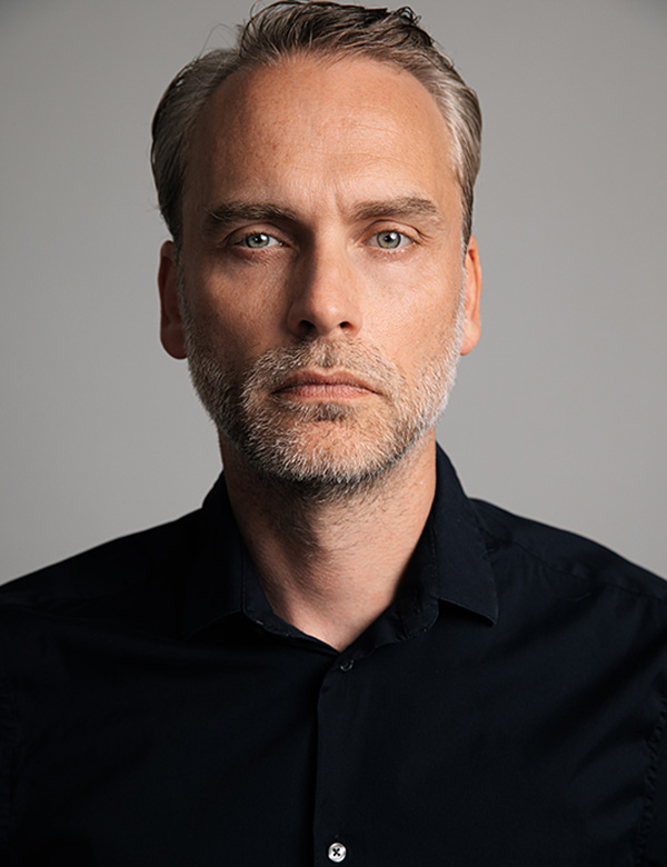 Mannelijk model met kort grijzig haar Niels M.