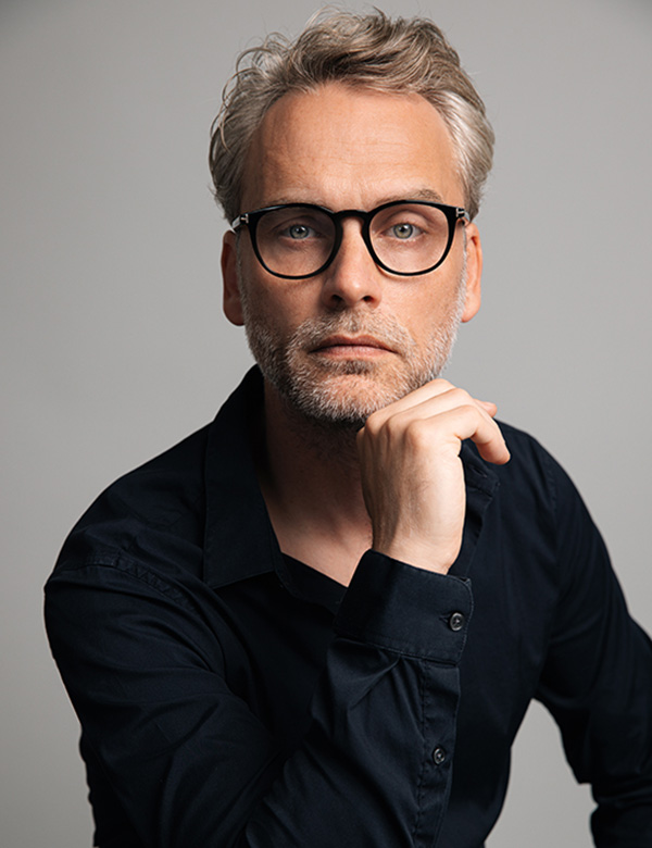 Mannelijk model met kort grijzig haar Niels M