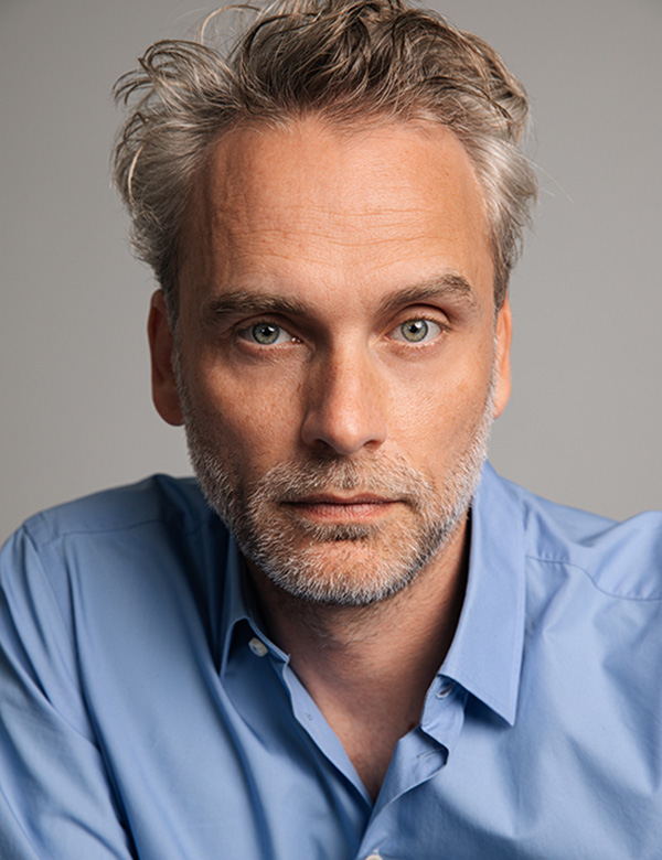 Mannelijk model met kort grijzig haar Niels M