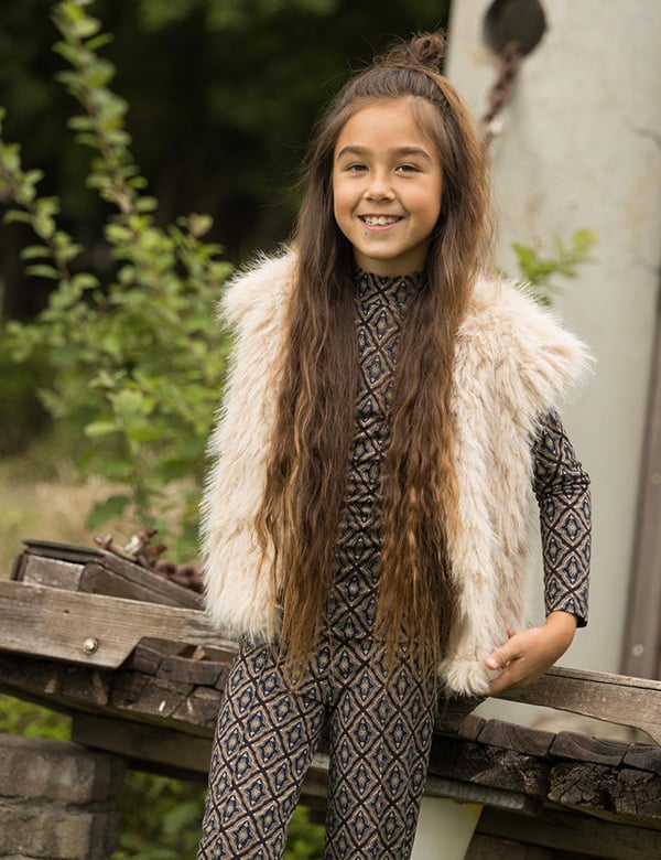 Kindermodel met lang bruin haar Nike S.
