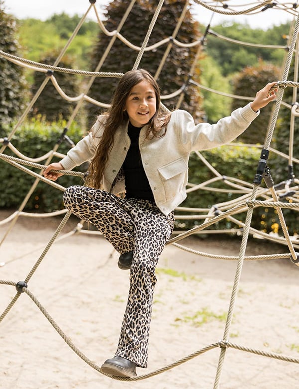 Kindermodel met lang bruin haar Nike S.
