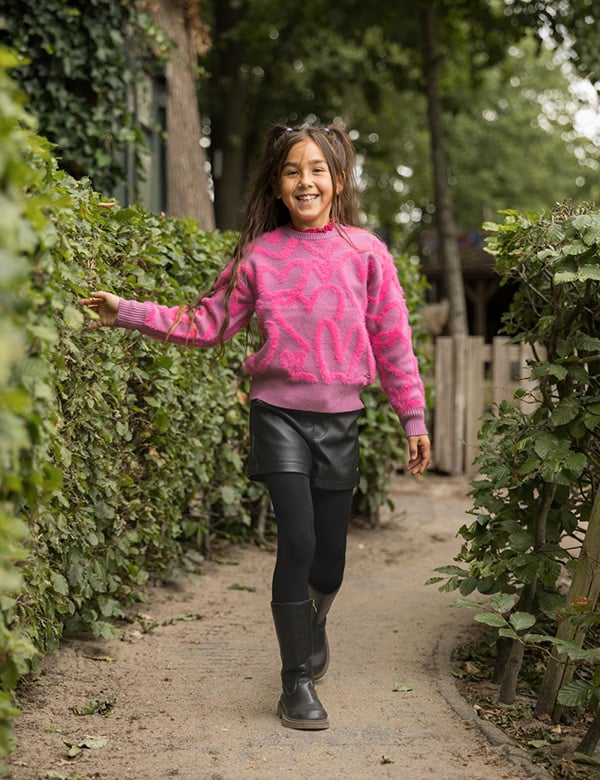Kindermodel met lang bruin haar Nike S.