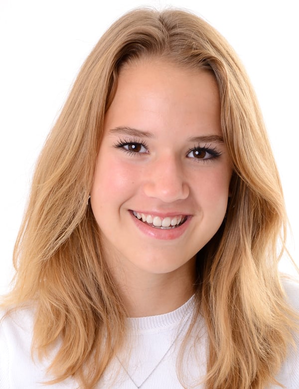 Tienermodel met blond haar nikki