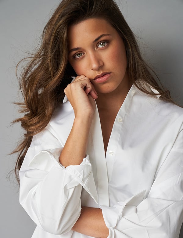 Vrouwelijk model met donkerblond haar Nikki D.