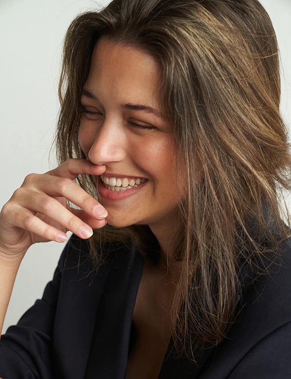 Vrouwelijk model met donkerblond haar Nikki D.