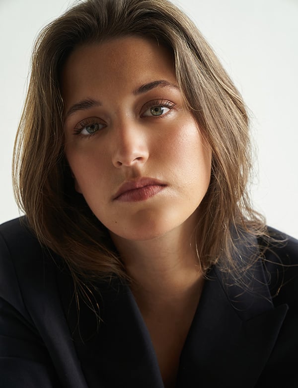 Vrouwelijk model met donkerblond haar Nikki D.