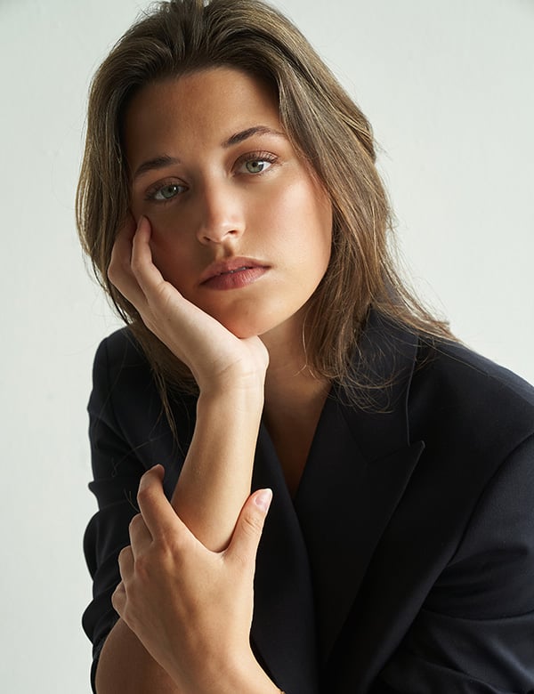 Vrouwelijk model met donkerblond haar Nikki D.