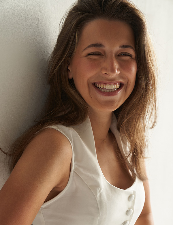Vrouwelijk model met donkerblond haar Nikki D.