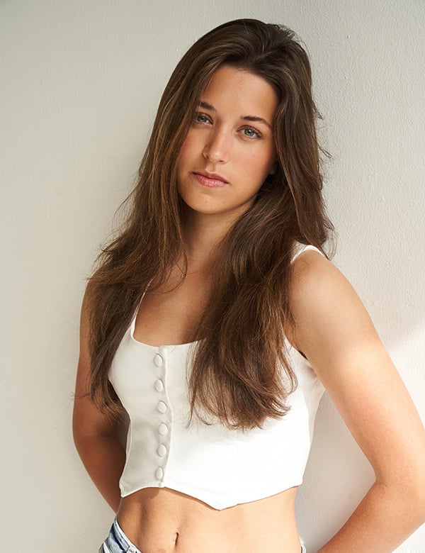 Vrouwelijk model met donkerblond haar Nikki D.