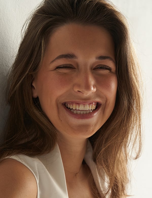 Model Vrouwelijk model met donkerblond haar nikki d.