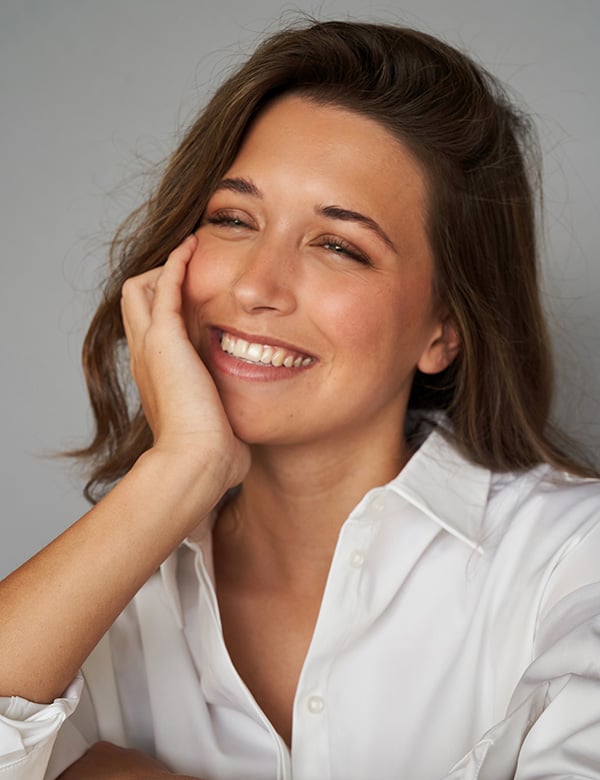Vrouwelijk model met donkerblond haar Nikki D.