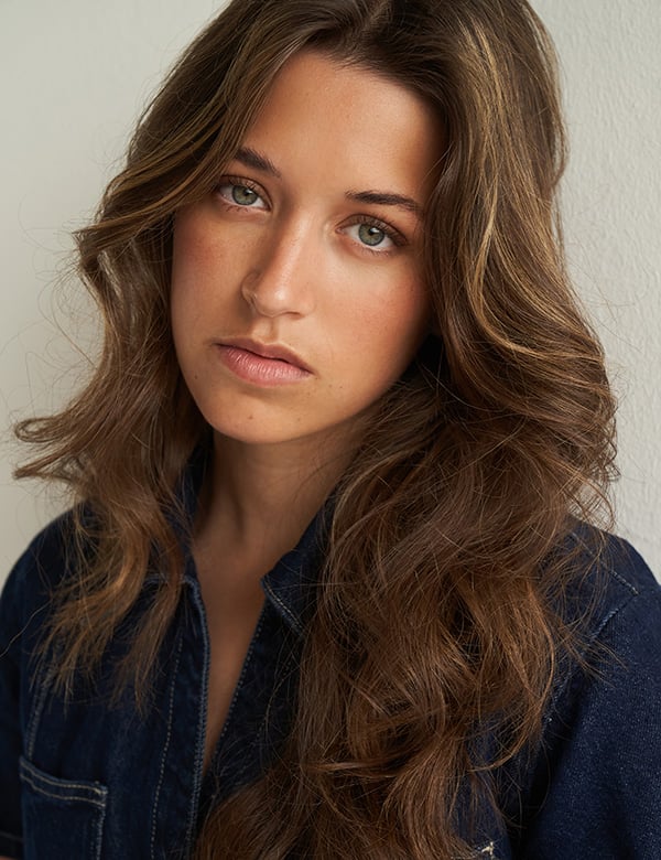 Vrouwelijk model met donkerblond haar Nikki D.