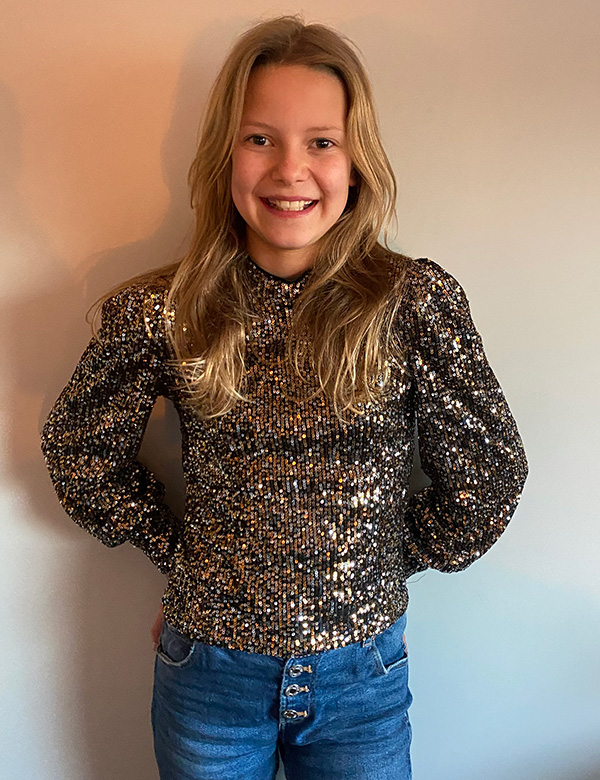 Tienermodel blond haar Nikki Nis.
