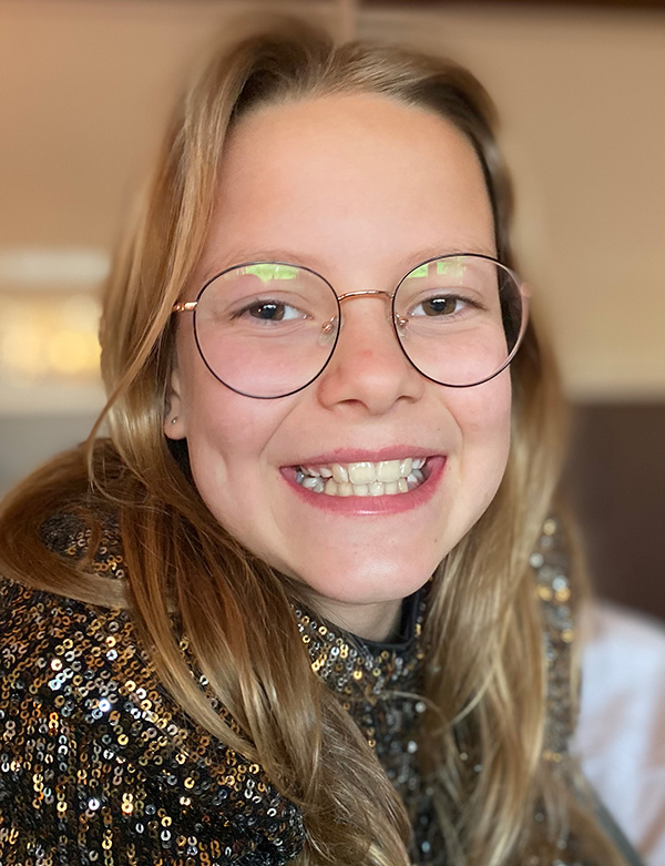 Model Tienermodel blond haar nikki nis.