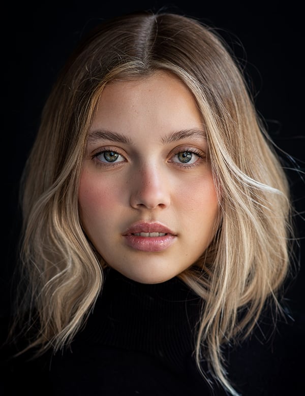 vrouwelijk model met blond haar Nikki Sc.