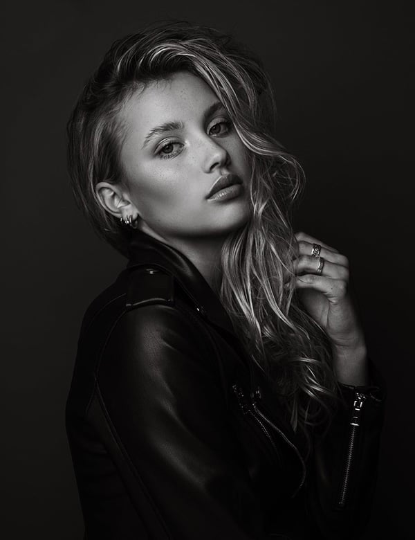Vrouwelijk model met lang blond haar Nikki S.