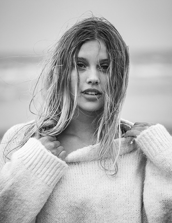 vrouwelijk model met lang blond haar Nikki S.