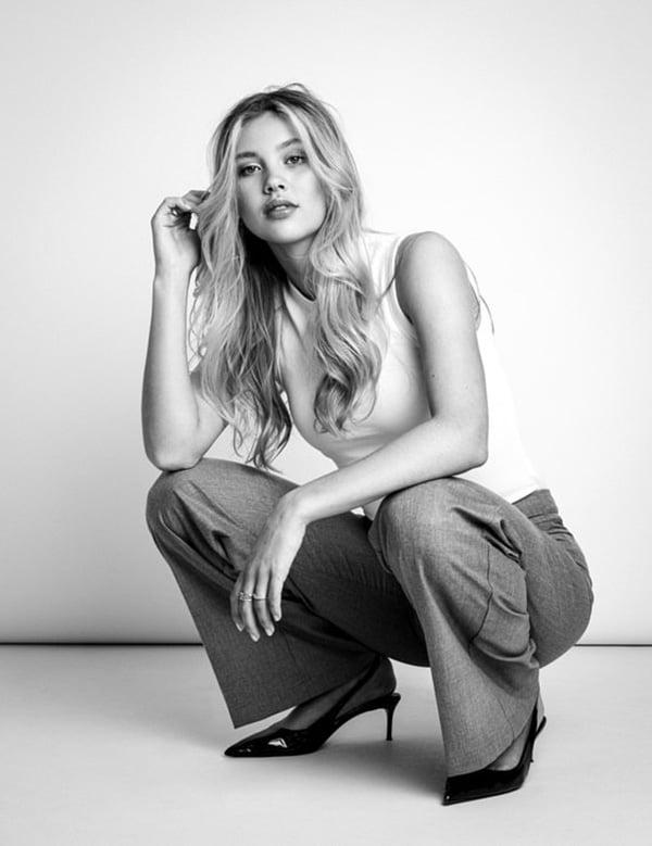 Vrouwelijk model met lang blond haar Nikki S.