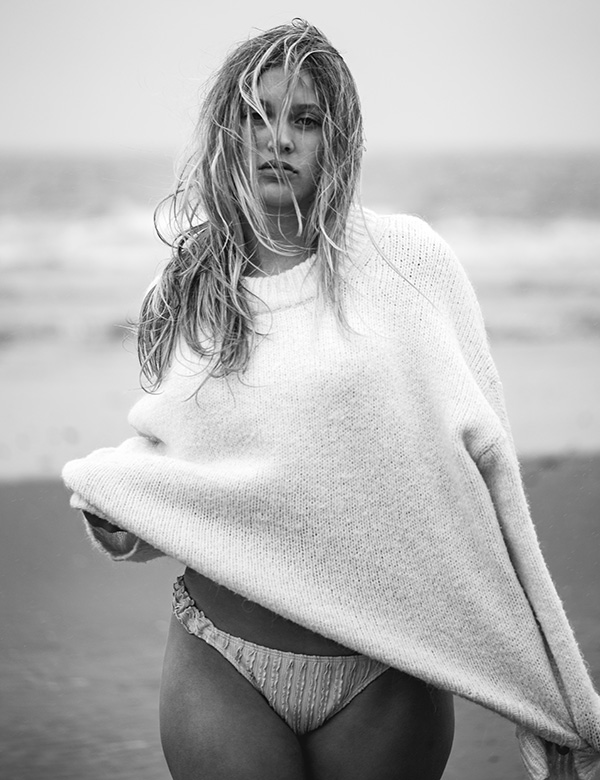 vrouwelijk model met lang blond haar Nikki S.