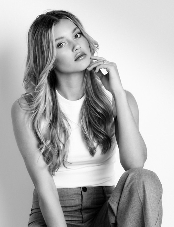 Vrouwelijk model met lang blond haar Nikki S.