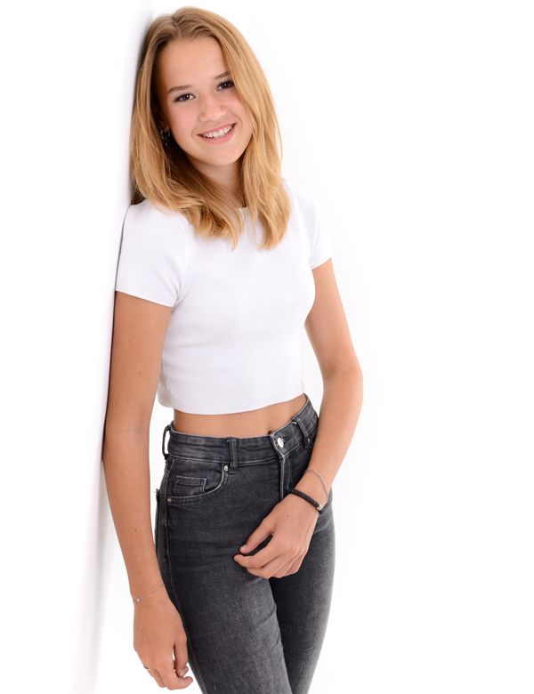 Tienermodel met blond haar Nikki