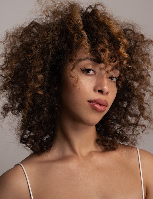 Vrouwelijk model met krullend haar Nina
