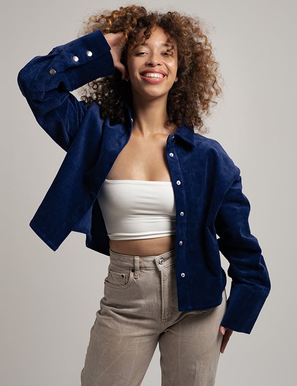 Vrouwelijk model met krullend haar Nina