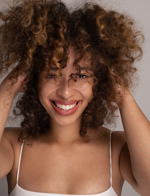 Vrouwelijk model met krullend haar Nina
