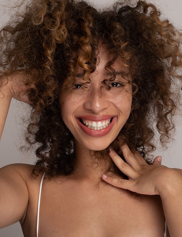 Vrouwelijk model met krullend haar Nina