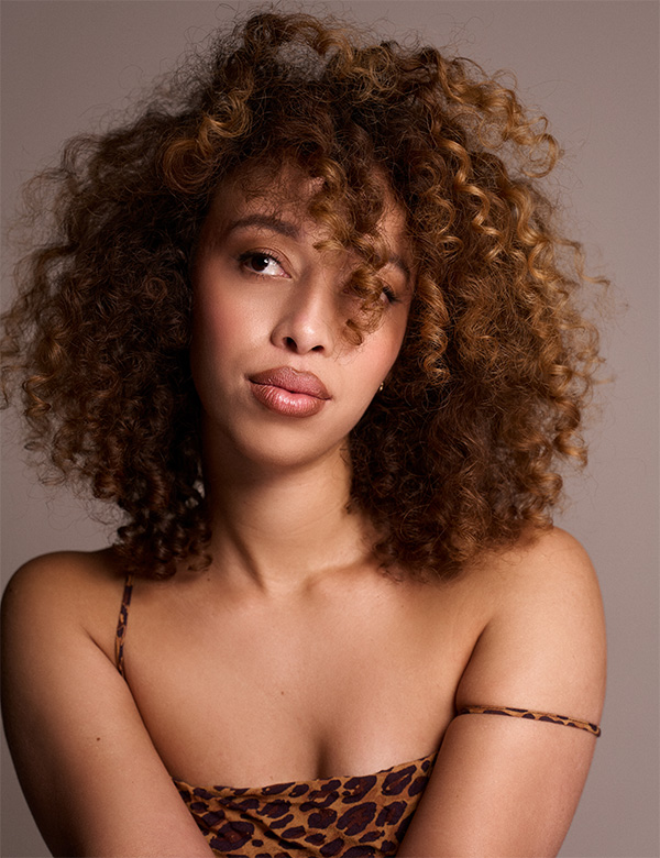 Vrouwelijk model met bruine krullen Nina Br.