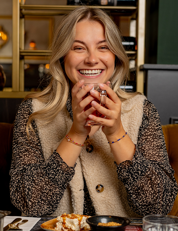 Vrouwelijk model met blond haar Nina