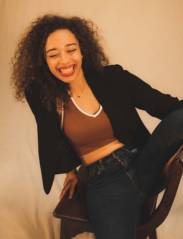 Vrouwelijk model met krullend haar