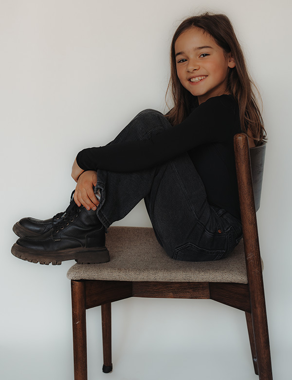 Kinderlijk model met lichtbruin haar Nine.