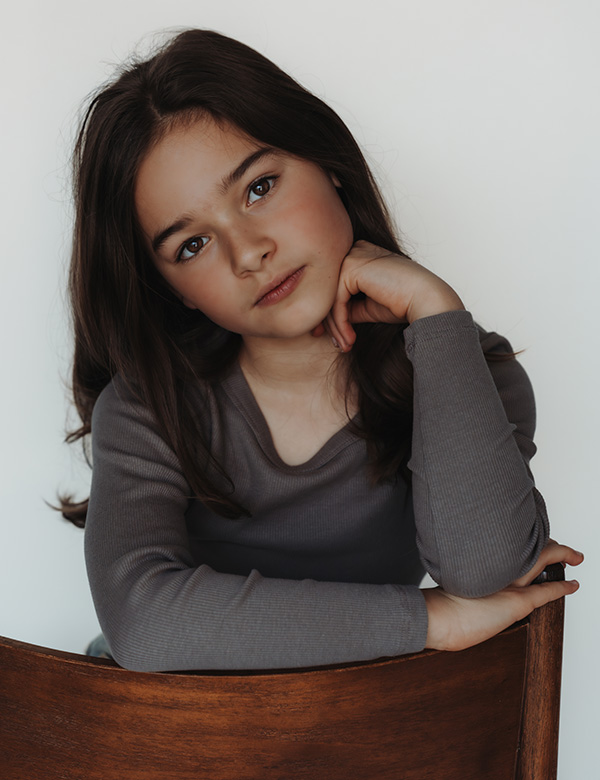 Kinderlijk model met lichtbruin haar Nine.