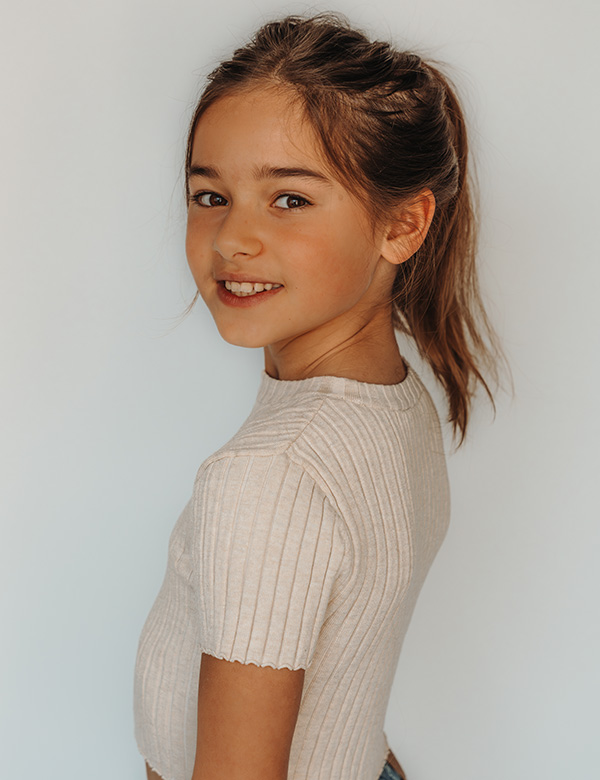 Kinderlijk model met lichtbruin haar Nine.