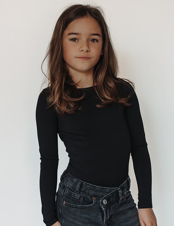 Kinderlijk model met lichtbruin haar Nine.