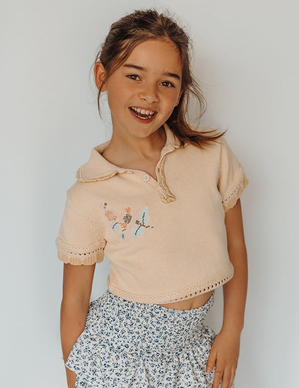 Kinderlijk model met lichtbruin haar Nine.