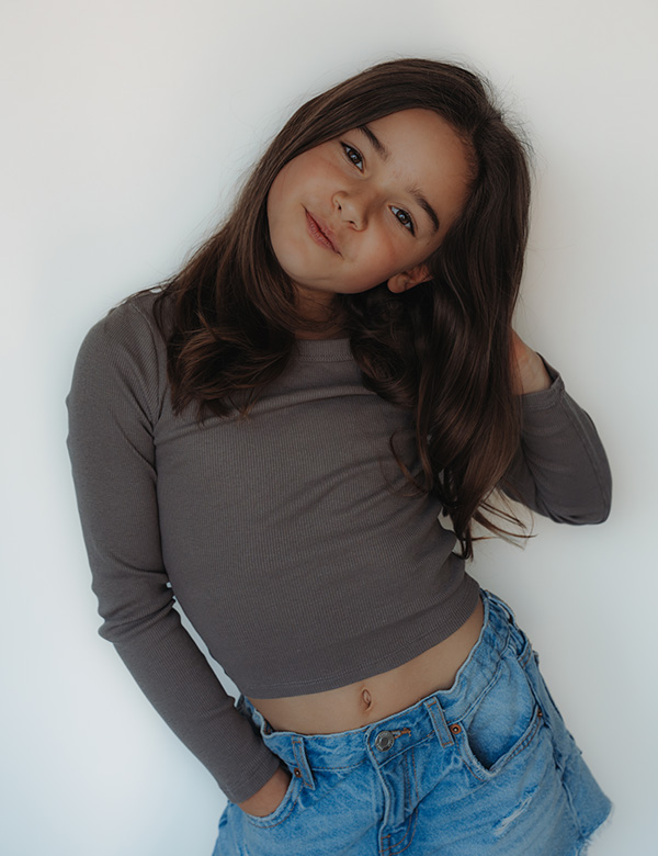 Kinderlijk model met lichtbruin haar Nine.