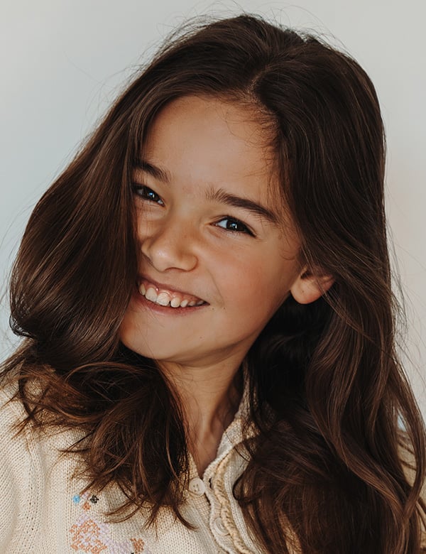 Kinderlijk model met lichtbruin haar Nine.