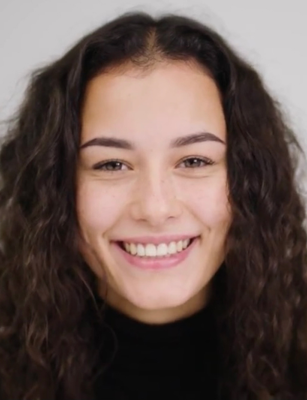 Vrouwelijk model met krullen Noa