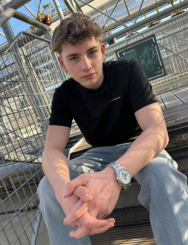 Tienermodel met donkerblond haar Noah Bo.