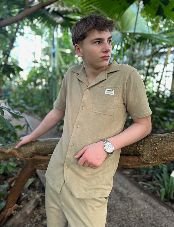 Tienermodel met donkerblond haar Noah Bo.
